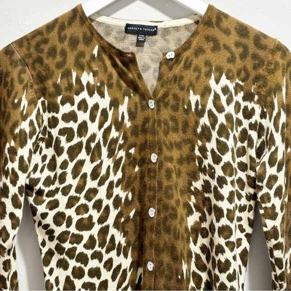 Vtg CAROLYN TAYLOR Women’s Brown Ivory Animal Print Cardigan Unique Buttons Sz M - Picture 2 of 7